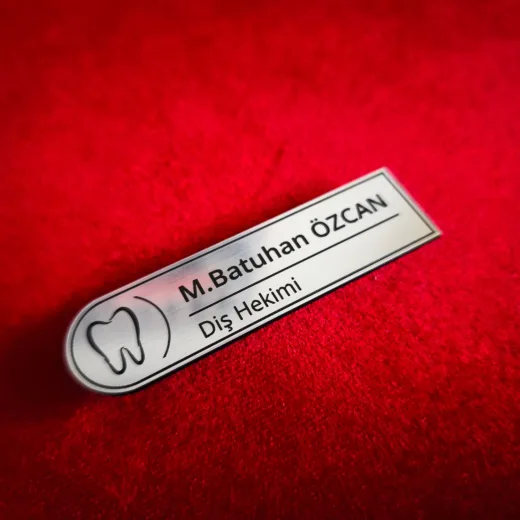 Özelleştirilebilir Şık Mıknatıslı Yaka Kartı 7,5x2cm - Pratik ve Zarif Çözüm için Hemen Tasarla