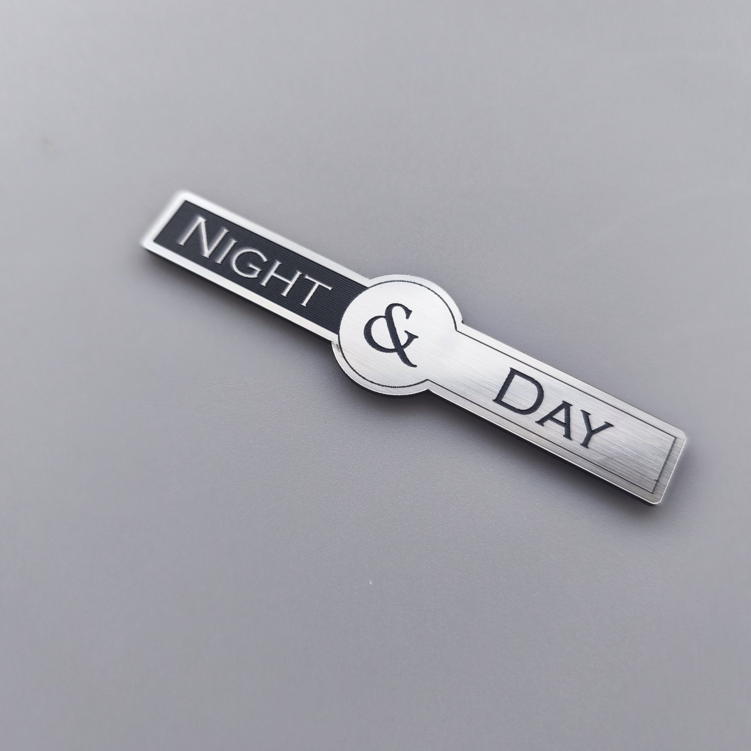 Night & Day Gece Gündüz Etiketi: Şık ve Fonksiyonel Çift Taraflı Etiket - Görsel 1
