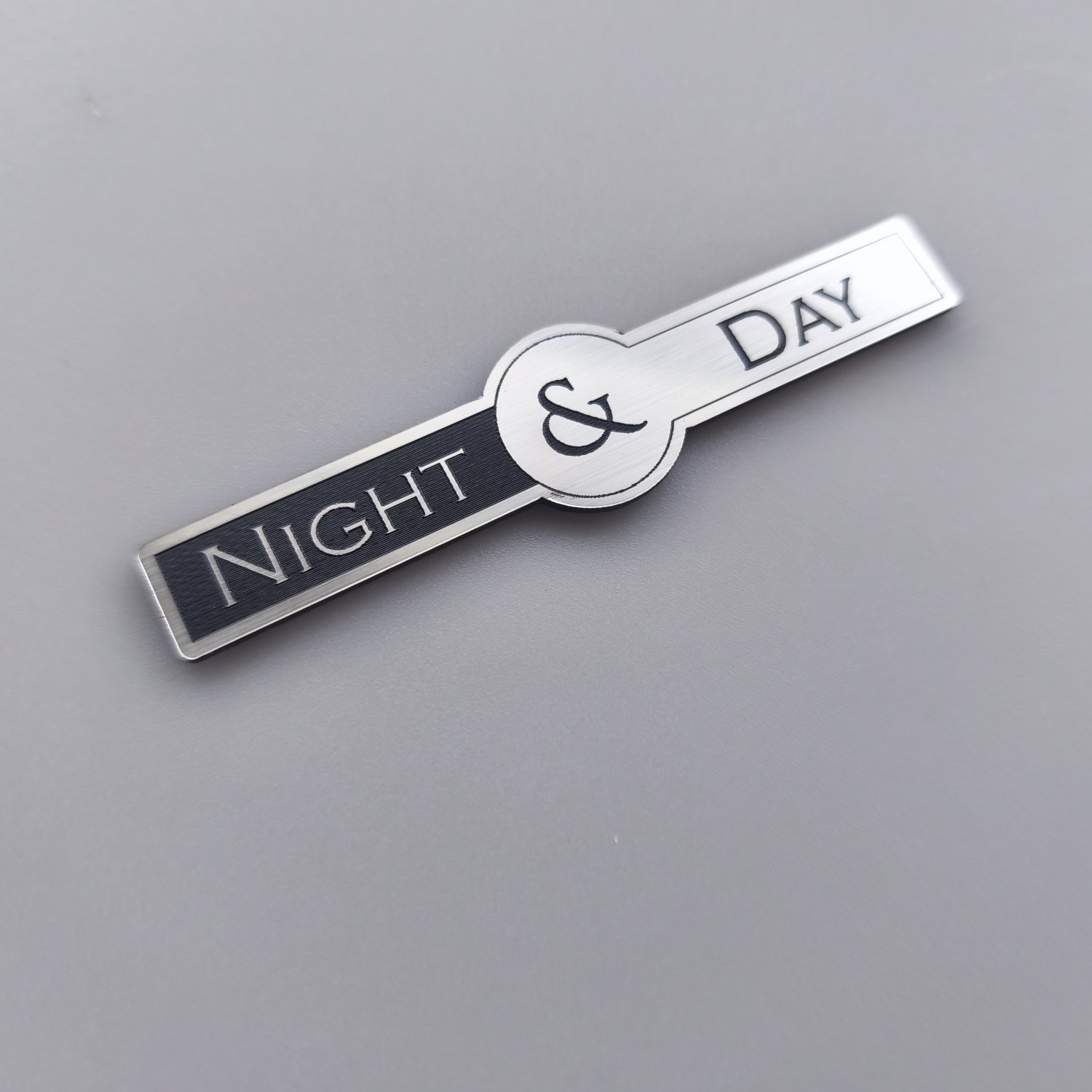 Night & Day Gece Gündüz Etiketi: Şık ve Fonksiyonel Çift Taraflı Etiket - Görsel 3