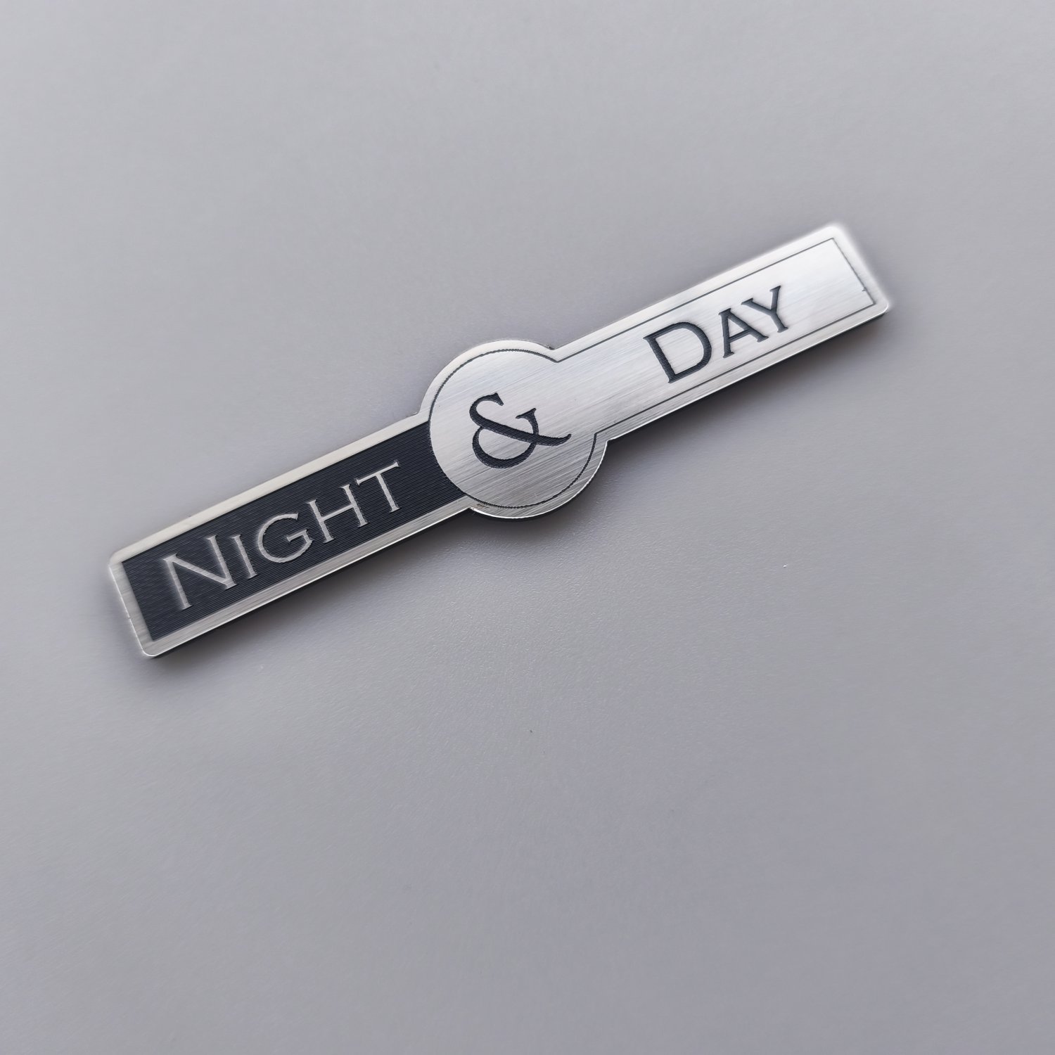 Night & Day Gece Gündüz Etiketi: Şık ve Fonksiyonel Çift Taraflı Etiket - Görsel 4