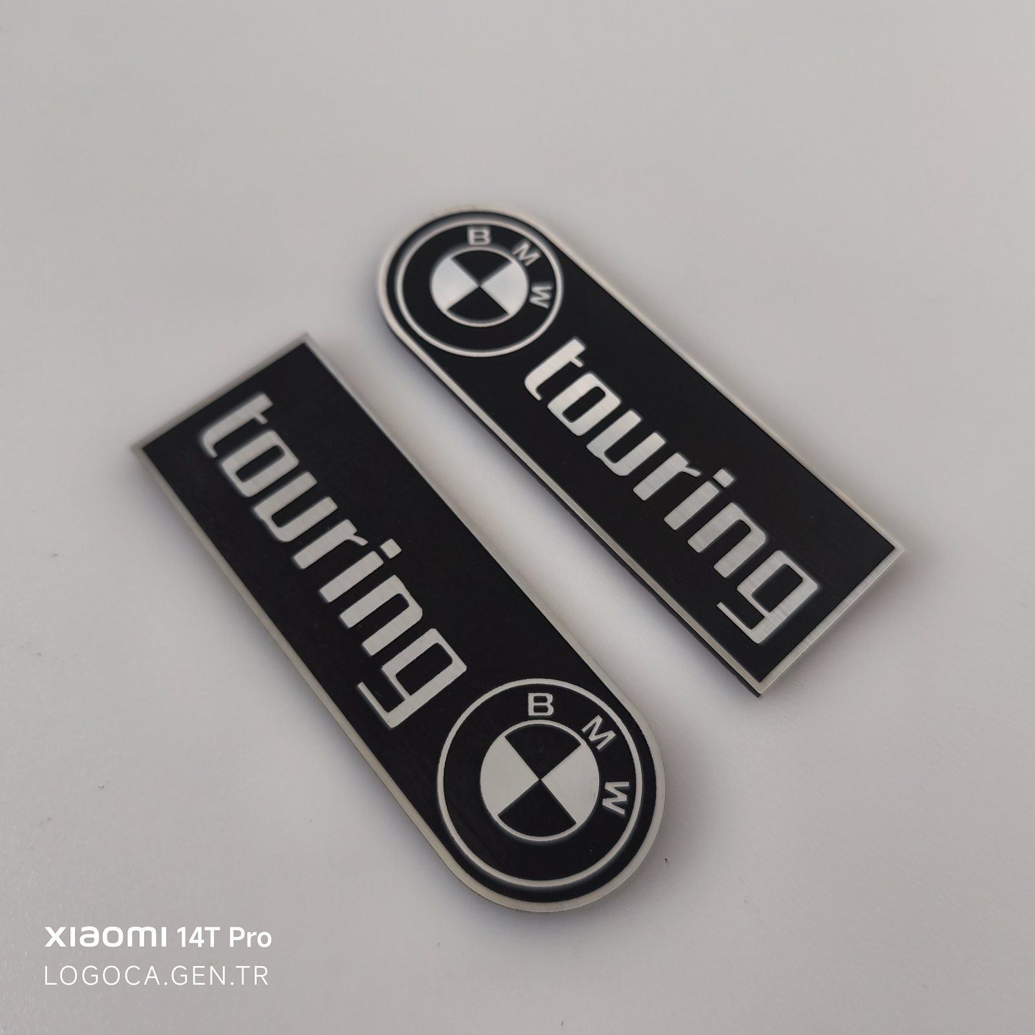 BMW Touring Bir Tarafı Yuvarlak Siyah Üzeri Gümüş Yazılı Plastik Etiket (10x3,5cm) - Görsel 1