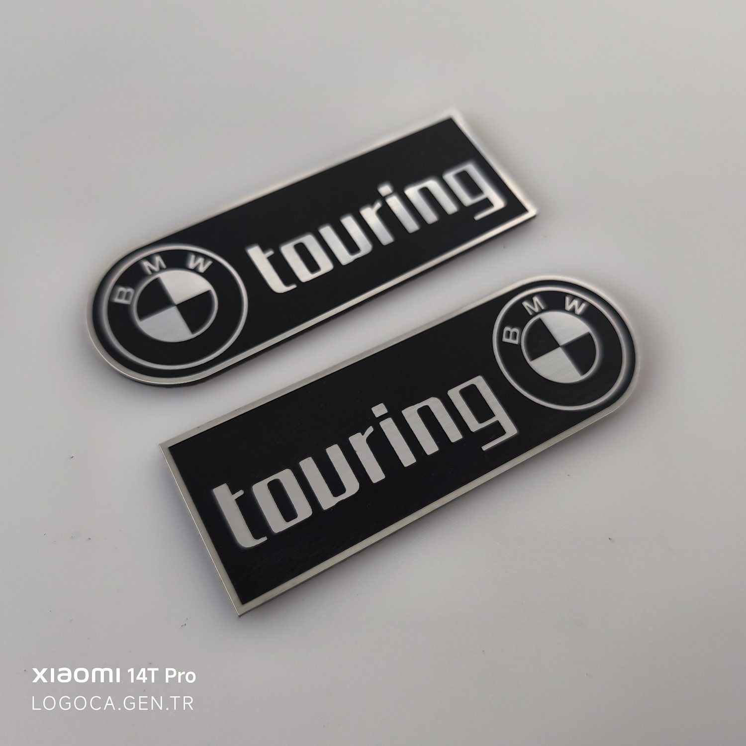 BMW Touring Bir Tarafı Yuvarlak Siyah Üzeri Gümüş Yazılı Plastik Etiket (10x3,5cm) - Görsel 2