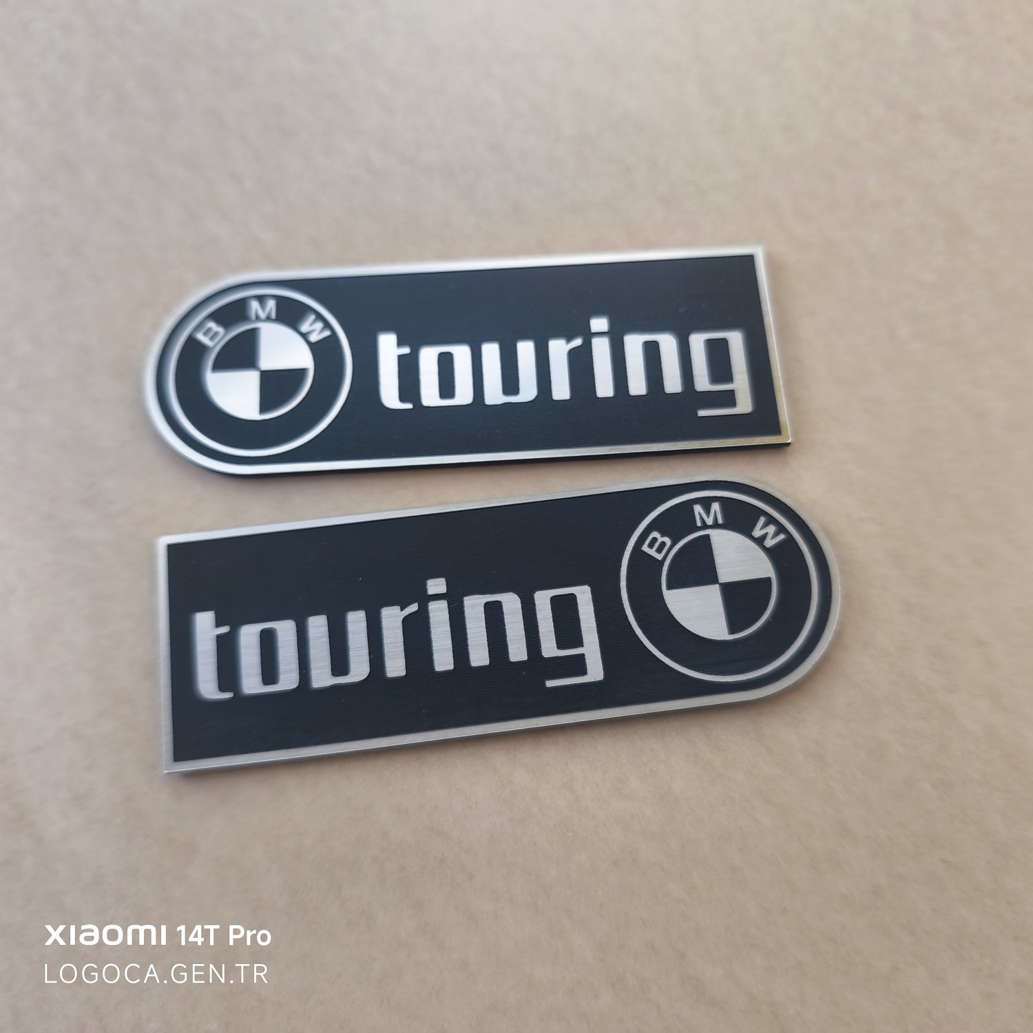 BMW Touring Bir Tarafı Yuvarlak Siyah Üzeri Gümüş Yazılı Plastik Etiket (10x3,5cm) - Görsel 3