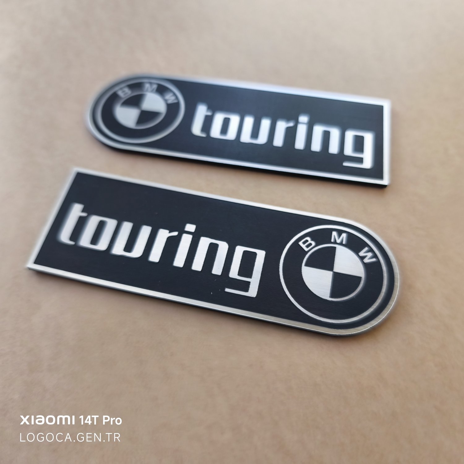 BMW Touring Bir Tarafı Yuvarlak Siyah Üzeri Gümüş Yazılı Plastik Etiket (10x3,5cm) - Görsel 4