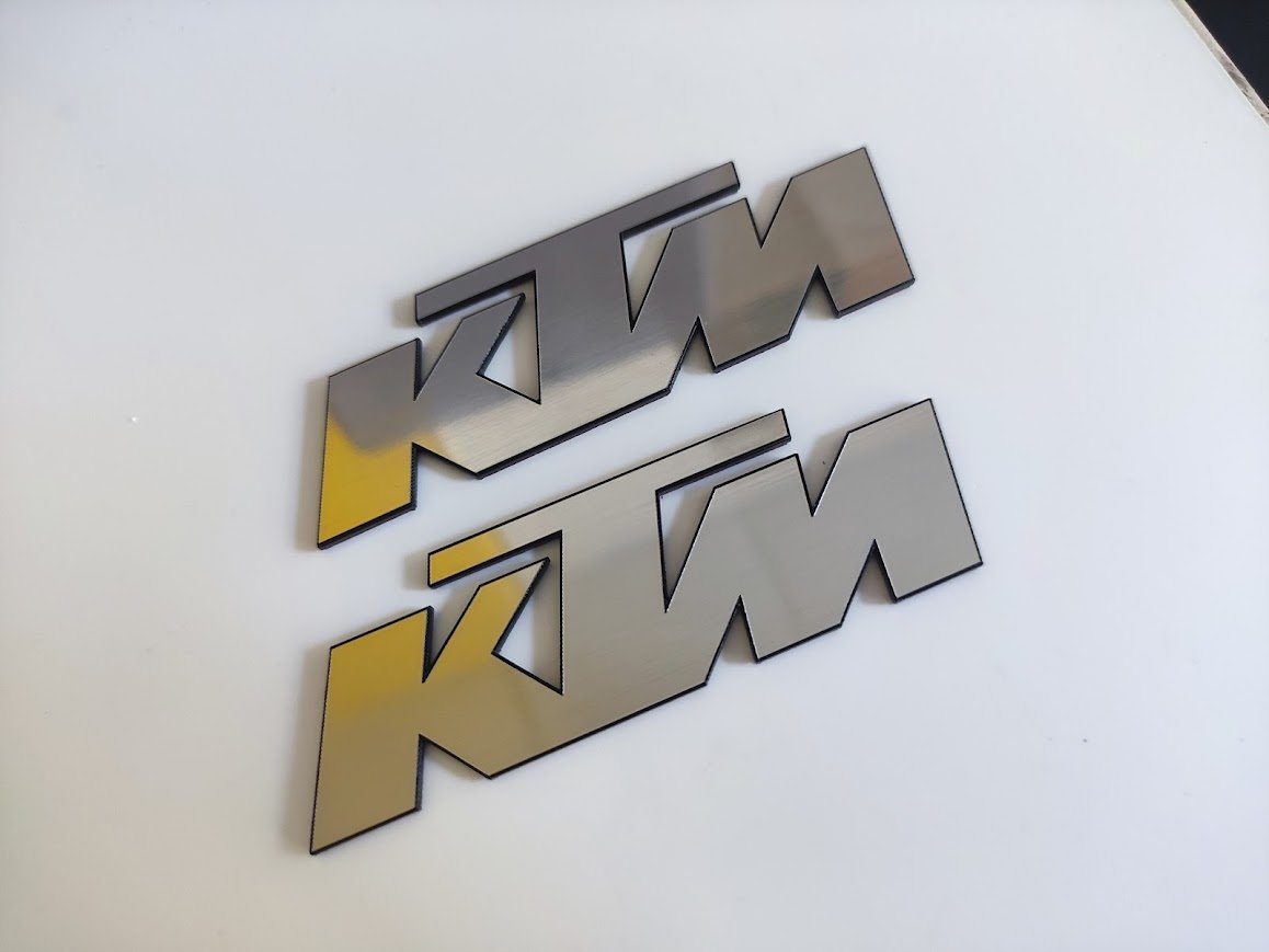KTM Motosiklet Plastik Logo Etiket - Dayanıklı ve Şık - Görsel 1