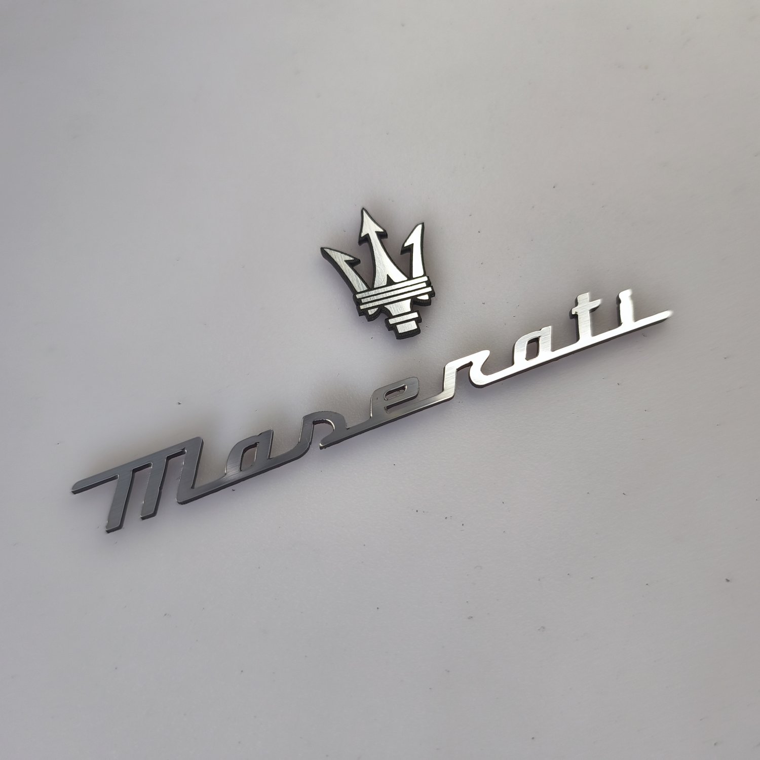 Maserati 3D Kabartmalı Torpido Logo ve Yazı Seti - metal görünümlü plastik etiket - Görsel 2