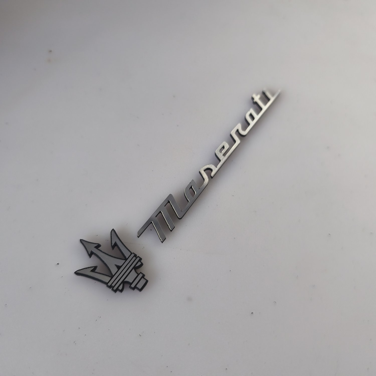 Maserati 3D Kabartmalı Torpido Logo ve Yazı Seti - metal görünümlü plastik etiket - Görsel 3