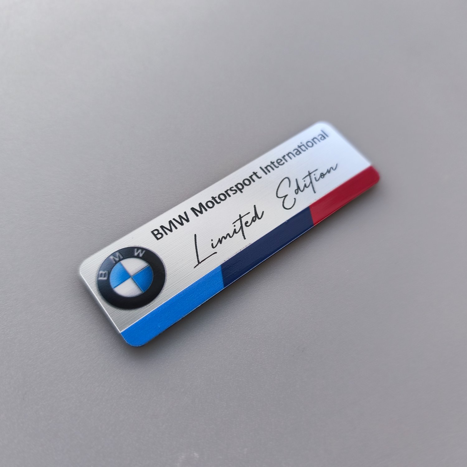Özelleştirilebilir BMW M Renkli 8x25cm Araba Etiketi - Kişiselize Edilebilir Araç Süsleme Aksesuarı - Görsel 1