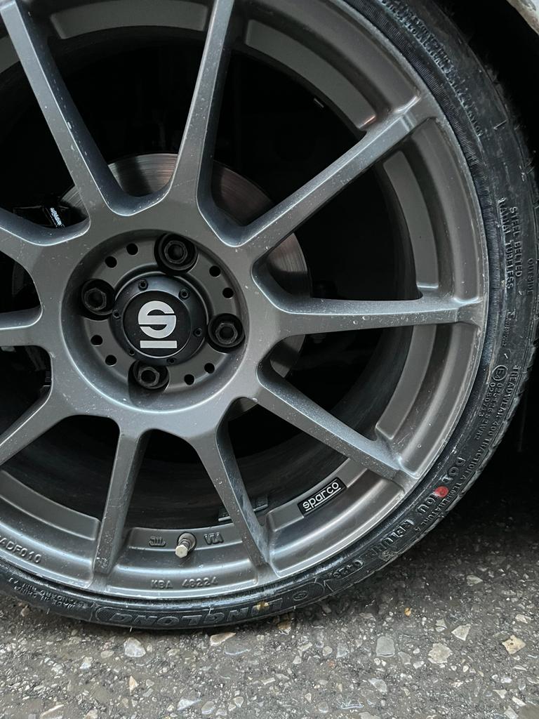 Sparco S Logolu Yapışkanlı Jant Göbeği - Gümüş Siyah Plastik - Ölçü ve Adet Seçenekleriyle - Görsel 2