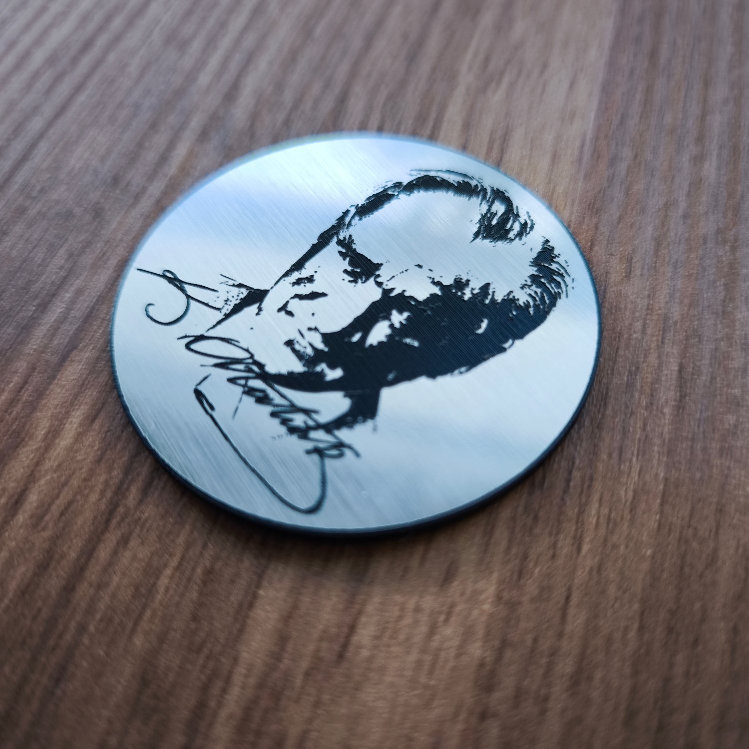 Atatürk İmzası ve Silüeti Yuvarlak Yapışkanlı Plastik Etiket - Görsel 2