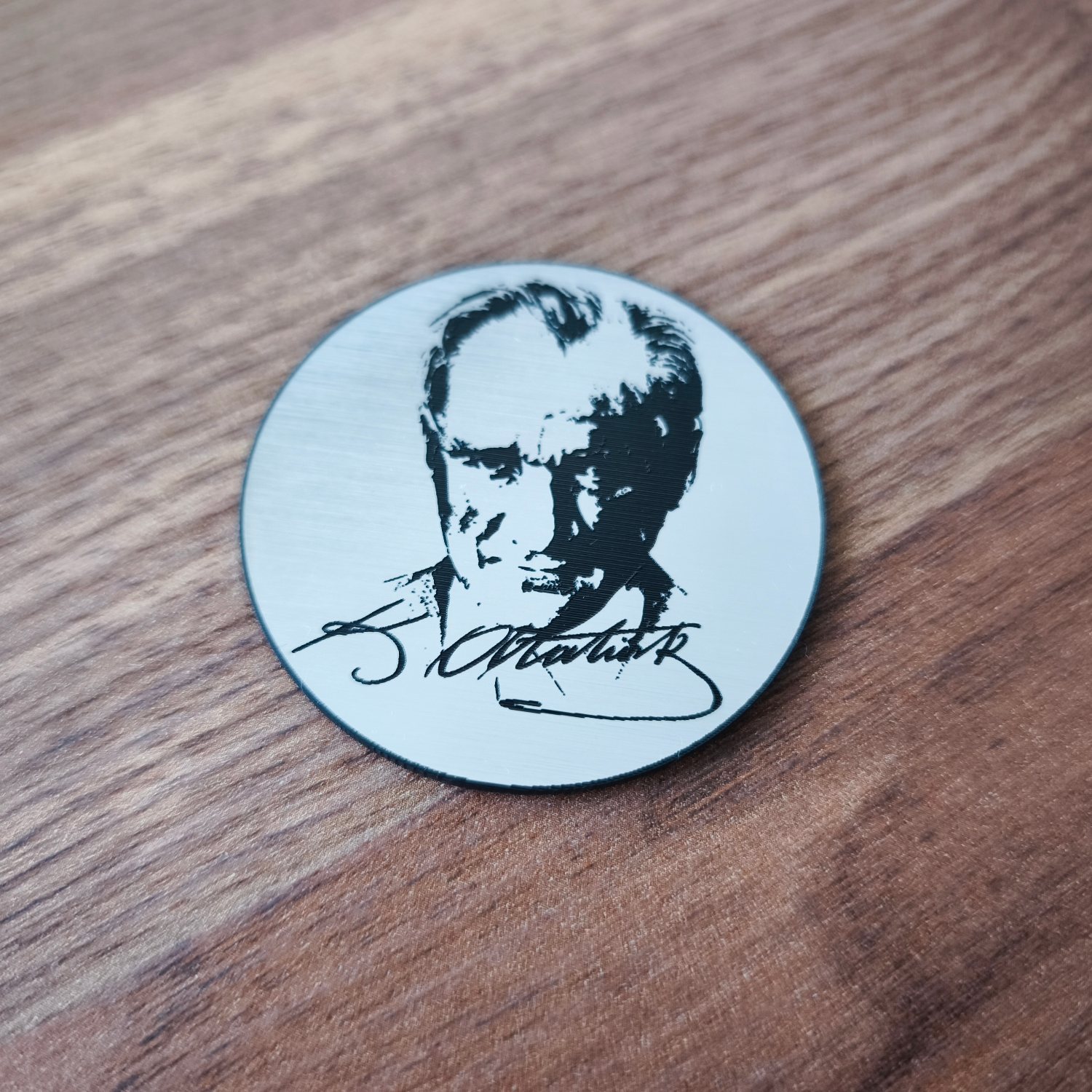 Atatürk İmzası ve Silüeti Yuvarlak Yapışkanlı Plastik Etiket - Görsel 5